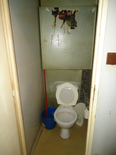 Samostatné WC před rekonstrukcí – Benkova
