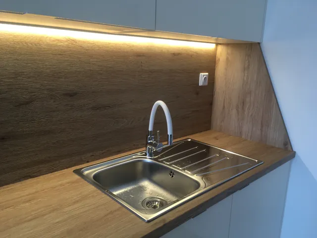 Detail dřezu a osvětlení kuchyně – Klírova