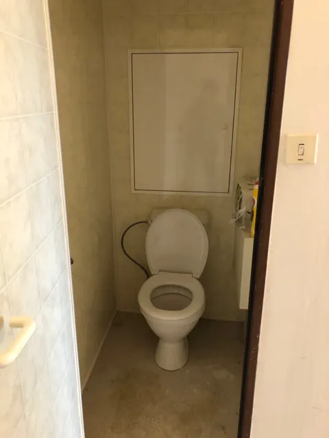 Samostatné WC před rekonstrukcí – Klírova